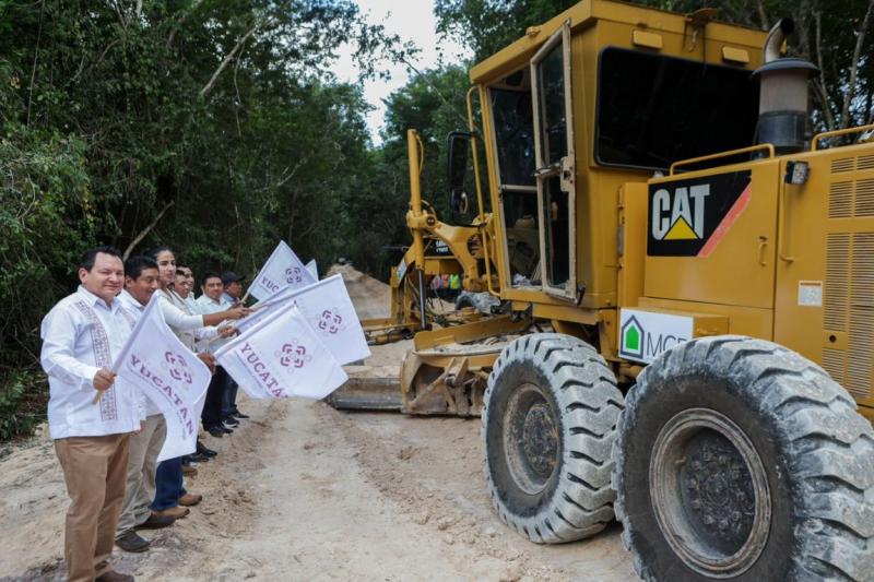 Díaz Mena inicia obra vial que unirá Temozón y Chemax