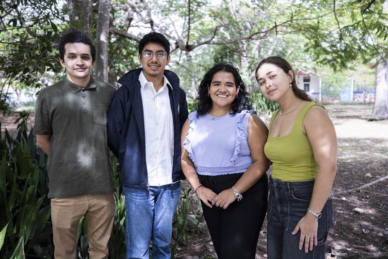 Doce jóvenes yucatecos reciben apoyos para participar en congresos y estancias científicas