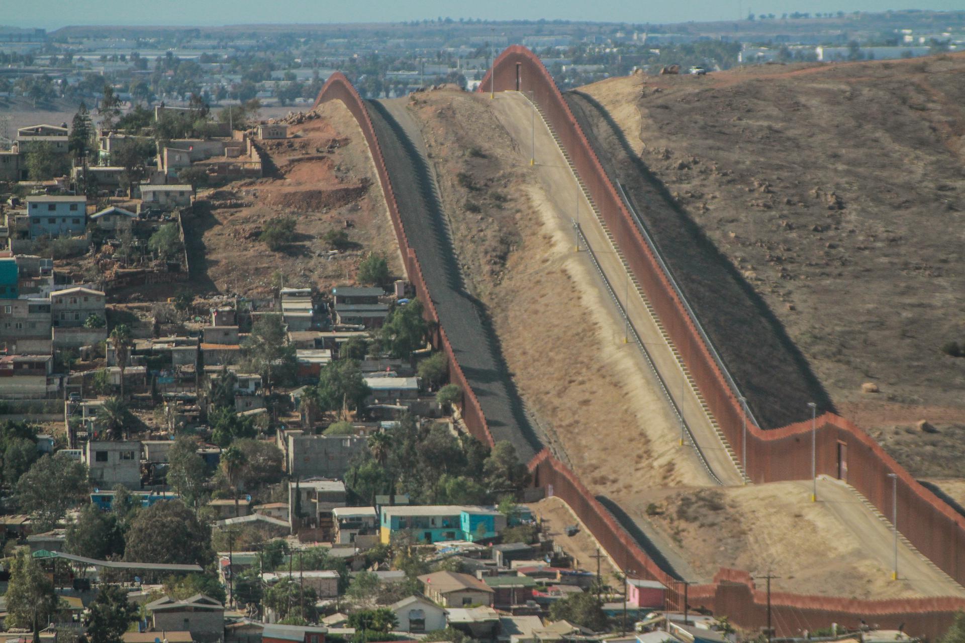 Cruces irregulares en frontera EE.UU.-México caen 79 %, récord mínimo en octubre