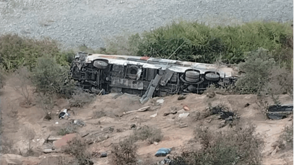 Mueren 37 personas al desbarrancarse autobús de pasajeros en Perú