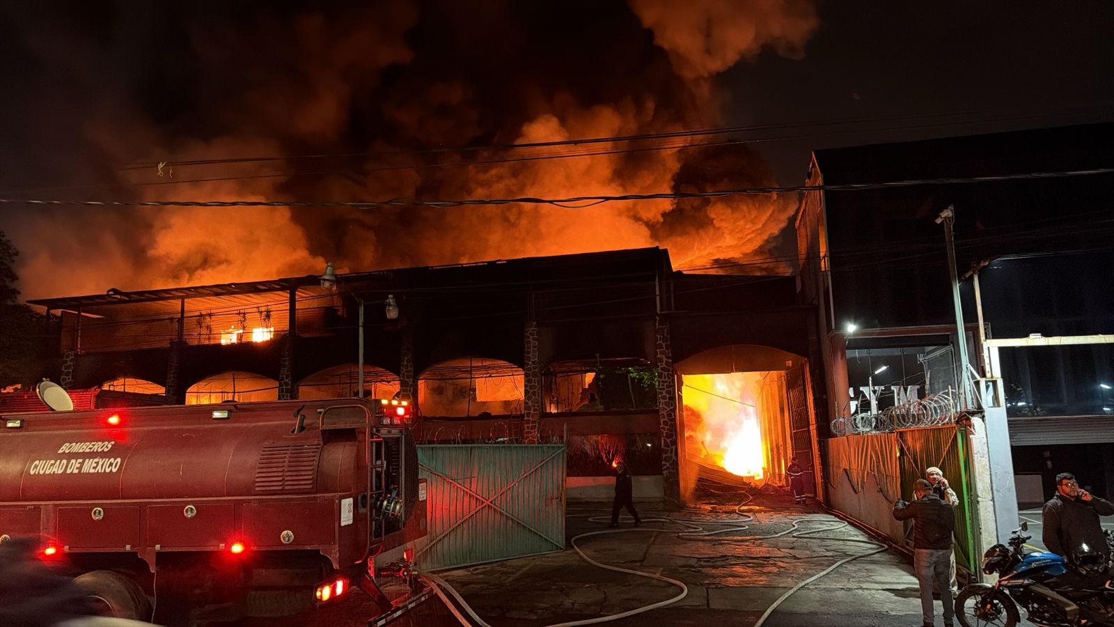 Atienden bomberos incendio en fábrica de plástico en Xochimilco