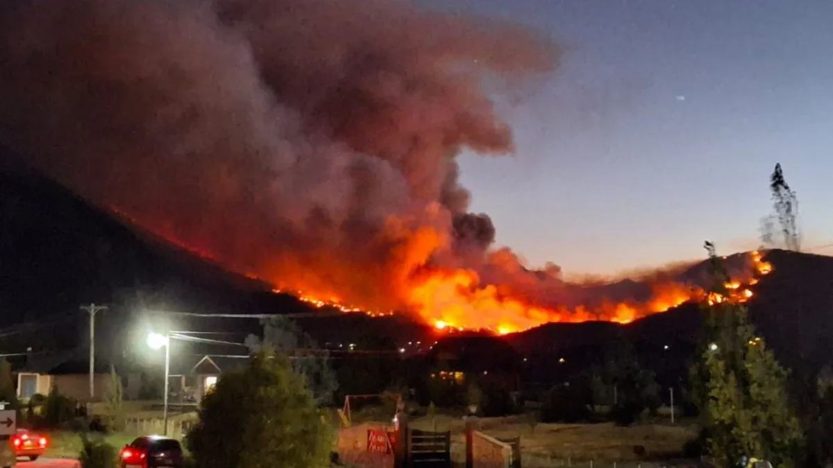 Incendios forestales obligan a evacuar a miles de turistas en la Patagonia