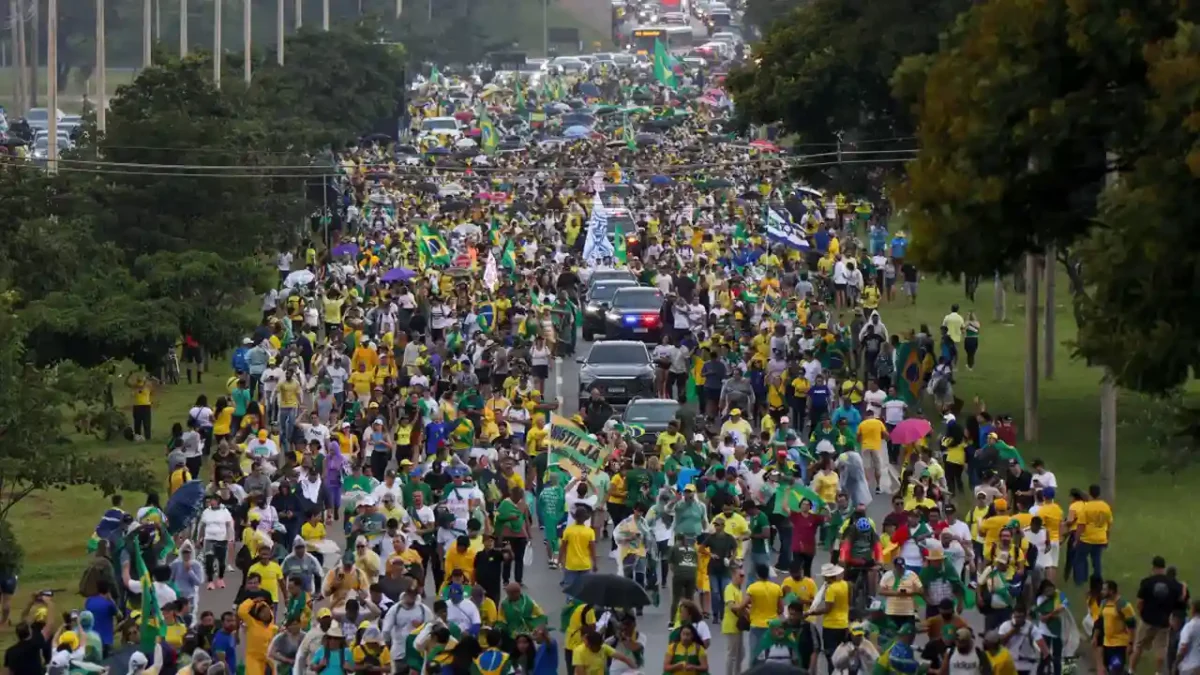 Rayo impacta protesta bolsonarista y deja decenas de heridos en Brasilia