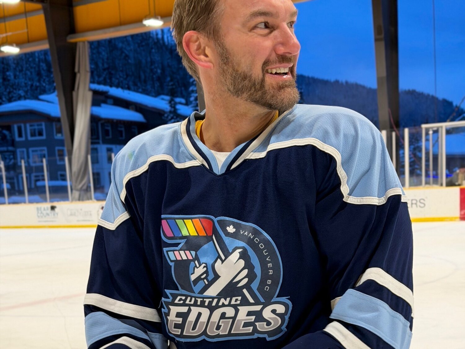 El jugador de hockey Jesse Kortuem se declara gay inspirado por 'Más que rivales' - Los Replicantes