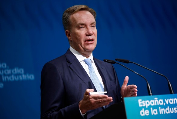 Presidente del Foro Económico Mundial renuncia por Epstein