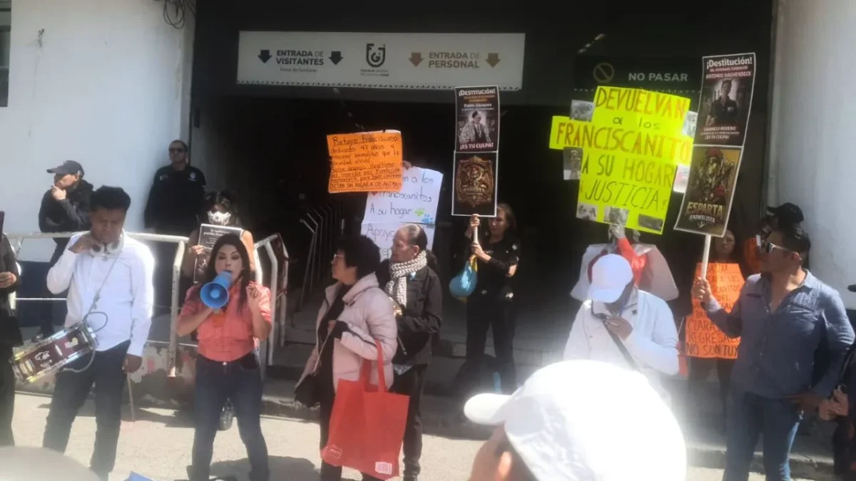 Protesta en Fiscalía CDMX por regreso de animales al Refugio Franciscano
