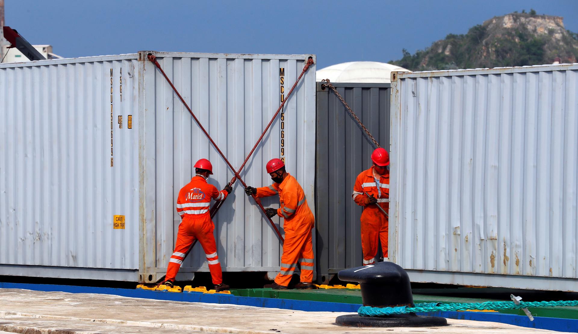 Comienza carga de convoy que saldrá desde México hacia Cuba con ayuda humanitaria
