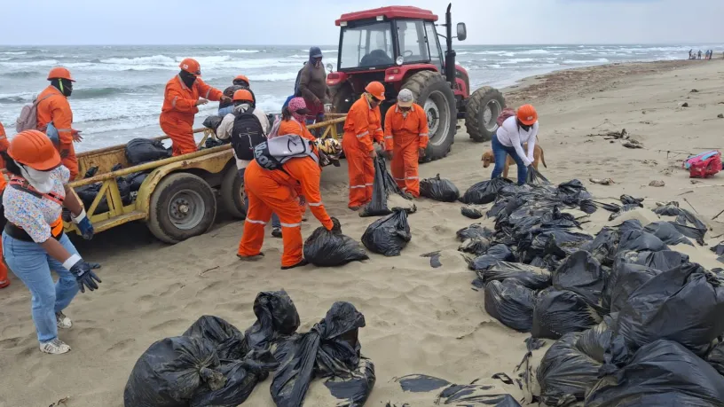 Apoya Pemex labores de limpieza en playas del sur de Veracruz en coordinación con comunidades locales