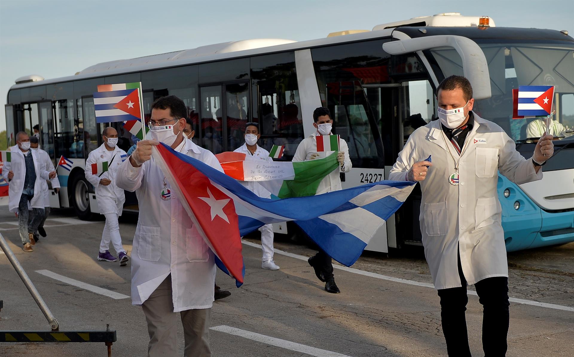 México continuará acuerdo con médicos cubanos pese a retirada de países latinoamericanos