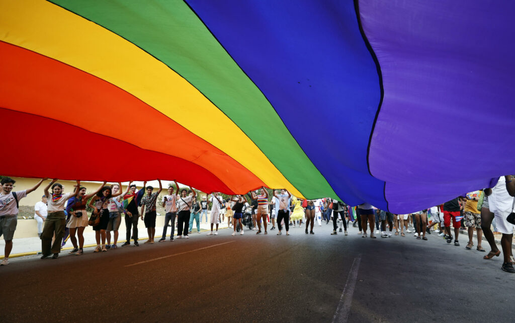 Senado aprueba reforma para reconocer derechos de comunidad LGTBIQ+