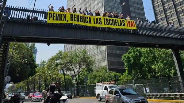 Madres de familia exigen acelerar reubicación de escuelas cercanas a Dos Bocas; Pemex promete avances