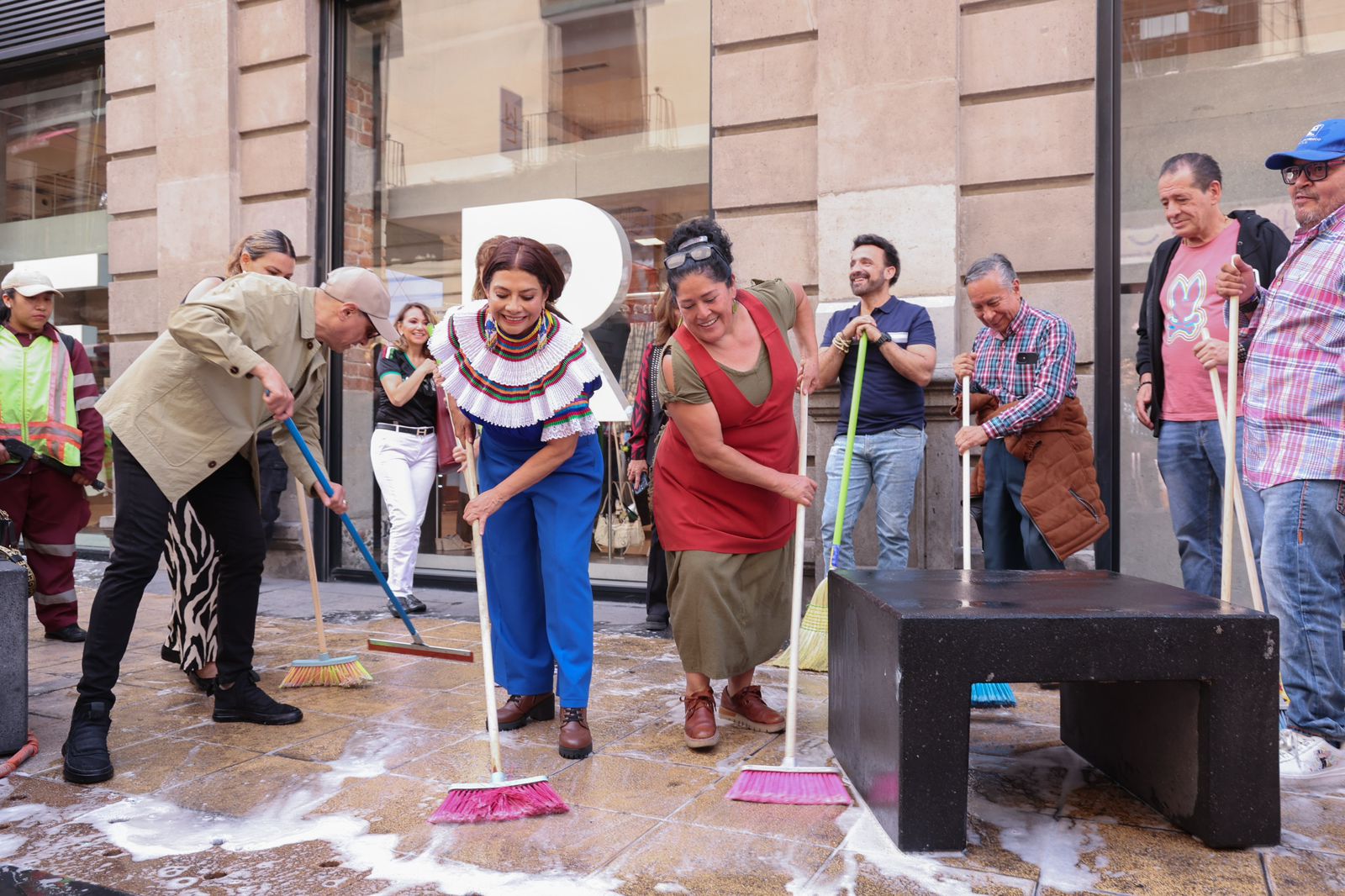 Clara Brugada encabeza jornada de limpieza en calles del Centro Histórico