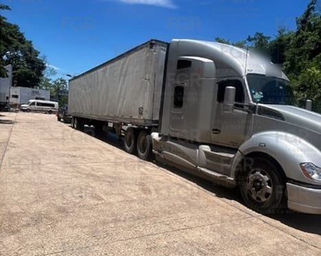 Aseguran tractocamión con 80 mil latas en Tabasco