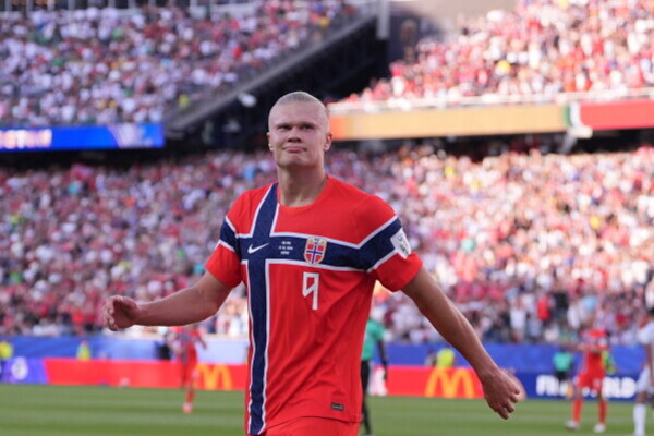 Haaland debuta con doblete mundialista