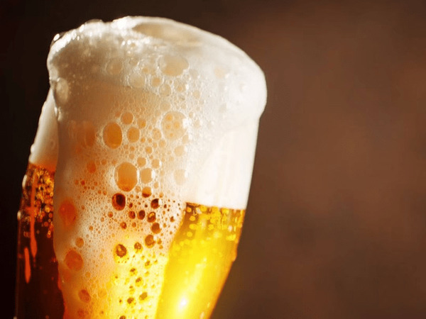 ¿Por qué la cerveza hace espuma y para qué sirve?